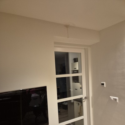 Schilderen en bijwerken muur en plafond na waterschade