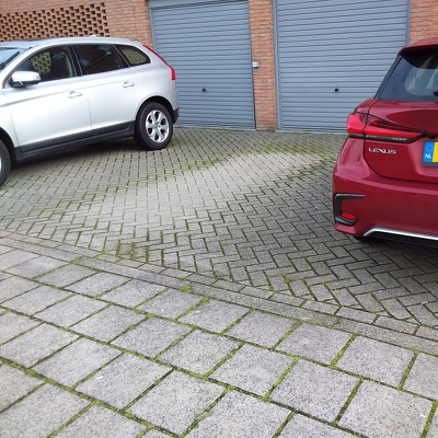 Inrit van 4 garages vlak maken bij appartementsgebouw 