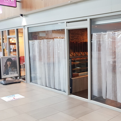 Het betreft winkelpand in een winkelcentrum. Deur en kozijn verwijderen totaal 5200x2300.