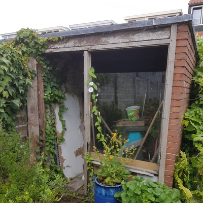 De voorgevel (kozijn, deur, raam) van ons stenen tuinschuurtje moet worden vervangen.  De oude gevel was van hout en bestond uit hardhouten kozijnen met een hardhouten deur en daarnaast een raam met daaronder een houten plankenwand. Wij willen een nieuwe,