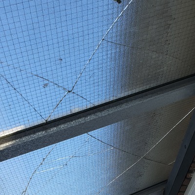 Verwijderen van een houten afdak met glas boven een balkon (ca 3 x 1 meter) en nieuwe standaard luifel plaatsen, vervangen wc met stortbak en veranderen van de douche