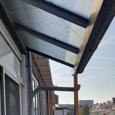 Verwijderen van een houten afdak met glas boven een balkon (ca 3 x 1 meter) en nieuwe standaard luifel plaatsen, vervangen wc met stortbak en veranderen van de douche