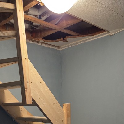 verkeerd geplaatste zoldertrap verwijderen. nieuwe zoldertrap maken/bestellen en plaatsen en leidingwerk verplaatsen