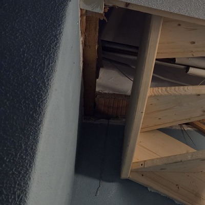 verkeerd geplaatste zoldertrap verwijderen. nieuwe zoldertrap maken/bestellen en plaatsen en leidingwerk verplaatsen