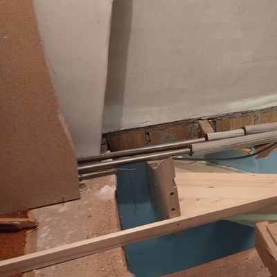 verkeerd geplaatste zoldertrap verwijderen. nieuwe zoldertrap maken/bestellen en plaatsen en leidingwerk verplaatsen