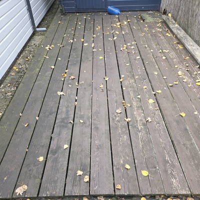 Slopen houten schuurtje