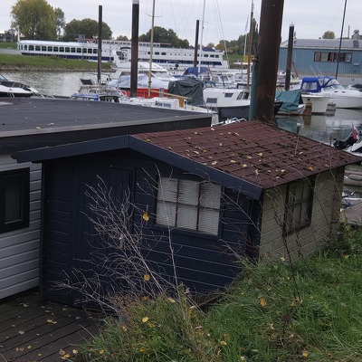 Slopen houten schuurtje