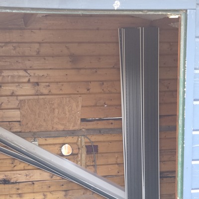 Slopen houten schuurtje