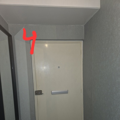Klein halletje behangen en een kleine muur