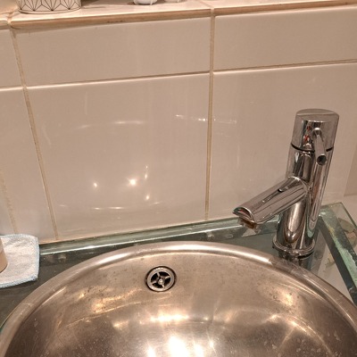 Afvoer en leiding wasbak opnieuw aansluiten