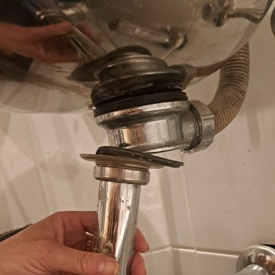 Afvoer en leiding wasbak opnieuw aansluiten