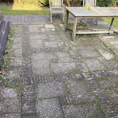 Terras renovatie (tegels schoonmaken, ondergrond egaliseren en terugplaatsen)