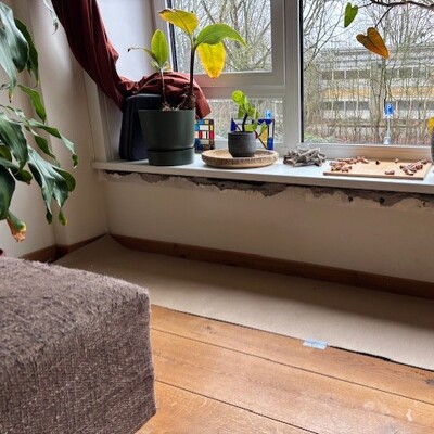 Plank is onder de vensterbank vandaan gevallen. Graag muur vullen, en plint tegenaan plakken.  In de gang graag de hoeken netjes maken, heeft hond als pup aan geknaagd.