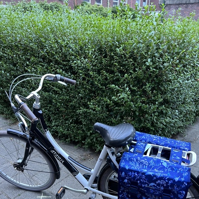 Fiets en twee poefjes vervoeren