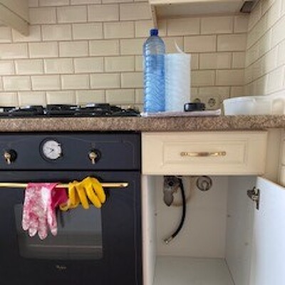 Op zoek naar een professional die de volgende werkzaamheden kan uitvoeren:  Het plaatsen van de keuken incl oven, vaatwasser, wasbak, inductieplaat Aansluiting maken voor vaatwasser inkeping maken in werkblad voor inductieplaat en wasbak  Verplaatsen van 