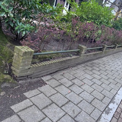 Metselwerk tuinafscheiding is deels kapotgedrukt voor honderd jaar oude boom. Dient te worden hersteld.  Afscheiding ter hoogte van de boom inkorten zodat deze meer ruimte heeft om  door te groeien. Metselstenen zijn aanwezig - zelfde soort en kleur -.  h