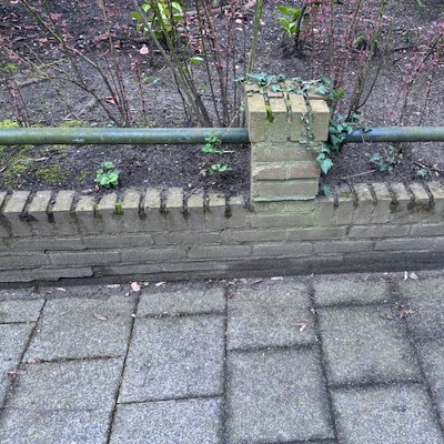 Metselwerk tuinafscheiding is deels kapotgedrukt voor honderd jaar oude boom. Dient te worden hersteld.  Afscheiding ter hoogte van de boom inkorten zodat deze meer ruimte heeft om  door te groeien. Metselstenen zijn aanwezig - zelfde soort en kleur -.  h