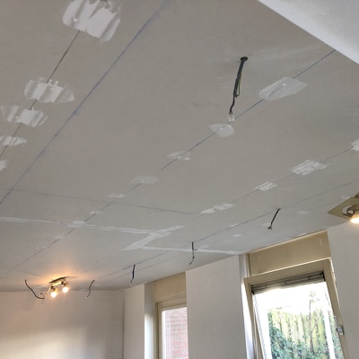 Nieuw verlaagd plafond van stuukplaten verven of spuiten