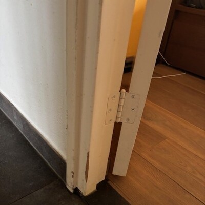 Plank is onder de vensterbank vandaan gevallen. Graag muur vullen, en plint tegenaan plakken.  In de gang graag de hoeken netjes maken, heeft hond als pup aan geknaagd.