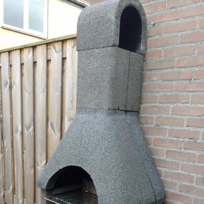 We hebben recentelijk een stenen betonnen barbecue besteld voor onze achtertuin de onderdelen worden los geleverd dan moet je het zelf aan elkaar zetten/ lijmen  ze hebben een instructie boekje meegegeven en cement lijm  De barbecue is ongeveer 400 kilo e