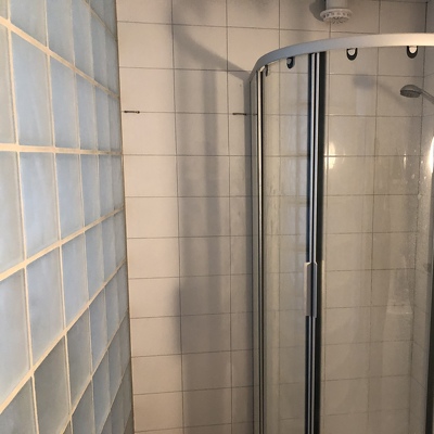 Douche gedeelte vervangen voor douche scherm, badkamer meubel plaatsen, betegelen bestaande ruimte