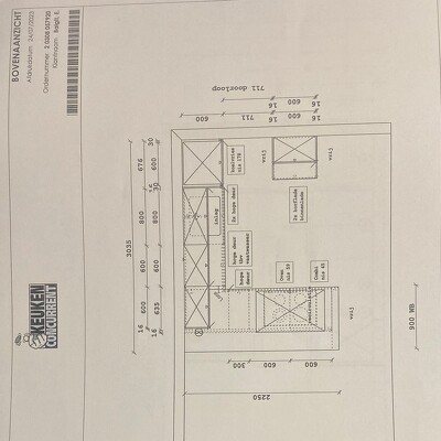 Op 7 augustus wordt de keuken geplaatst in een nieuwbouw appartement. Voor die tijd moet de keuken gereed gemaakt worden volgens het leidingschema die geleverd is door de keukenleverancier. De meeste aansluitingen staan al op de juiste plek, alleen de aan