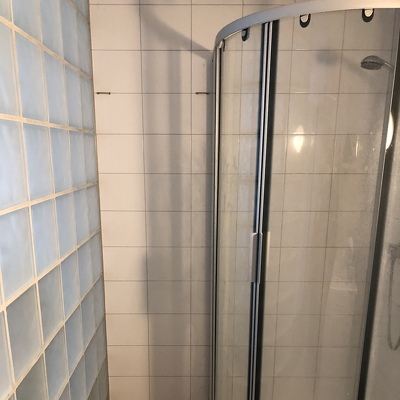 Douche gedeelte vervangen voor douche scherm, badkamer meubel plaatsen, betegelen bestaande ruimte