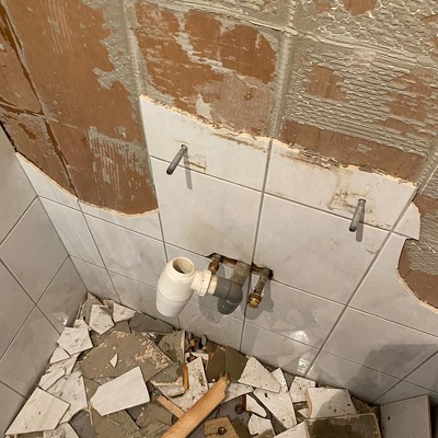 Leidingwerk wc en badkamer, tegels zetten wc en badkamer en sanitair plaatsen