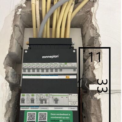Stuk muur bij de meterkast uithakken zodat er meer ruimte is voor stroom modules