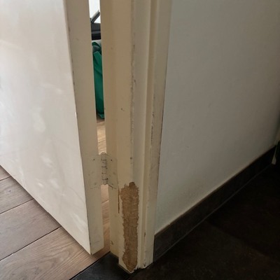 Plank is onder de vensterbank vandaan gevallen. Graag muur vullen, en plint tegenaan plakken.  In de gang graag de hoeken netjes maken, heeft hond als pup aan geknaagd.