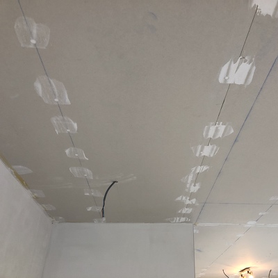 Nieuw verlaagd plafond van stuukplaten verven of spuiten