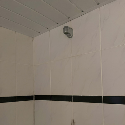 Kit douche vervangen, vloer en deel muur opnieuw voegen, nieuwe douche stang ophangen 
