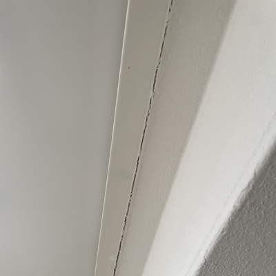 Deurkozijn repareren (is losgekomen van muur).