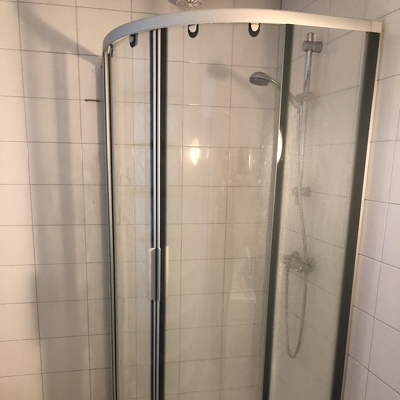 Douche gedeelte vervangen voor douche scherm, badkamer meubel plaatsen, betegelen bestaande ruimte