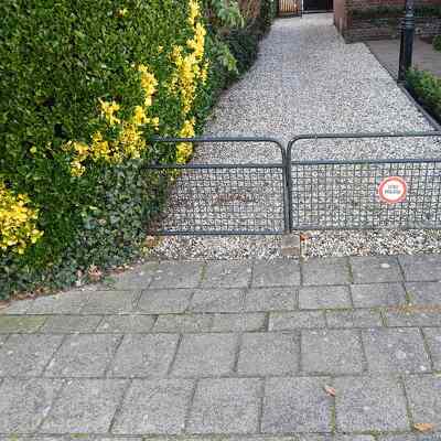 Het namaken van drie stalen hekjes