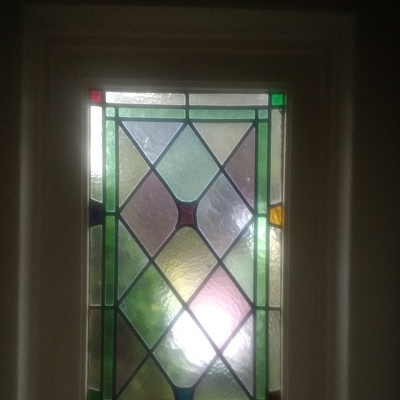 2 buitenkozijnen vervangen , en aantal kleinere ramen dubbel glas plaatsen, en 3 voor/achterzet ramen voor glas en loodramen en vloer isoleren (ruime kruipruimte)