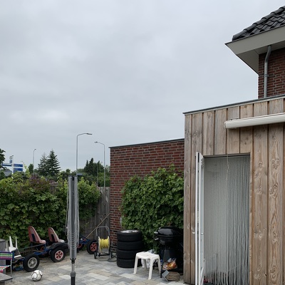 Buitenmuur voorzien van Douglas 