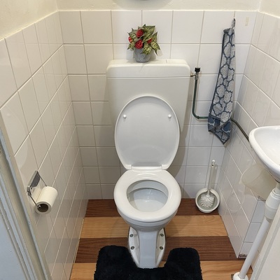 Nieuwe vinyl zetten in de wc en keuken.