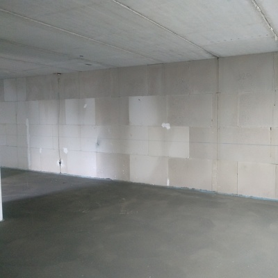 V-naden in plafond van nieuwbouwwoning op de begane grond dichtmaken. Zodat het een strak glad plafond wordt