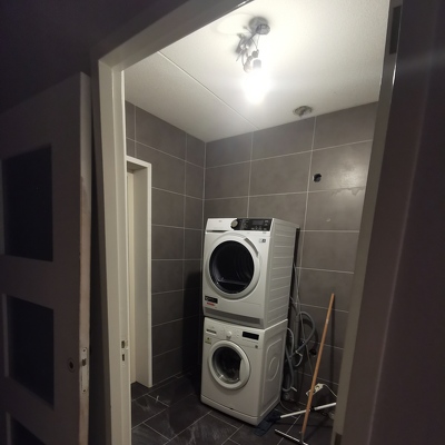 Dubbele tegellaag verwijderen in de wc. Plus 1 houten wand doorbreken (2m2). Dubbele tegellaag verwijderen in de bijkeuken plus houten wand weghalen (ivm vergroten bijkeuken) Vanaf 24 januari zou er gestart kunnen worden. Aanhanger kan bij achterdeur en d