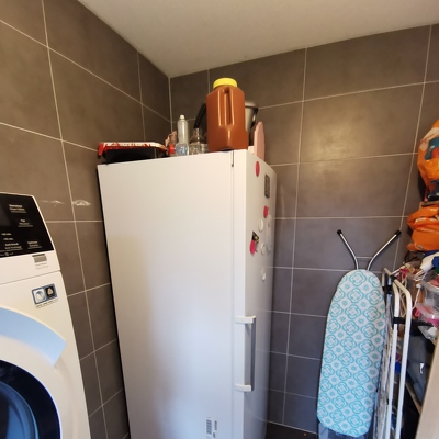 Dubbele tegellaag verwijderen in de wc. Plus 1 houten wand doorbreken (2m2). Dubbele tegellaag verwijderen in de bijkeuken plus houten wand weghalen (ivm vergroten bijkeuken) Vanaf 24 januari zou er gestart kunnen worden. Aanhanger kan bij achterdeur en d