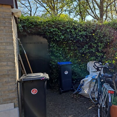 Haag van klimop met gaas en palen verwijderen