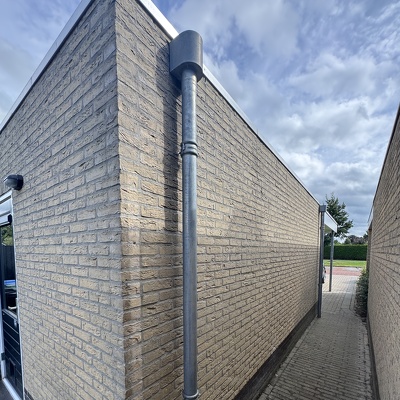 Poort met frame installeren 