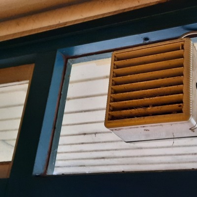 reparatie of vervanging raamventilator in de keuken. Waarschijnlijk moet ook het raam (enkel glas) worden vervangen, Daar moet dan een rond gat in worden gesneden.