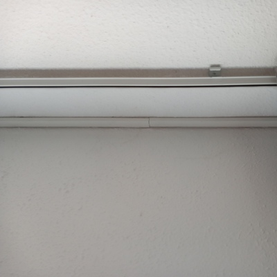  2 gordijnrails vastzetten , buitenlamp repareren , goot en afdak repareren, spoel drukknop van toilet reparen