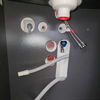 Aansluiten van de gootsteen en de vaatwasser in de keuken